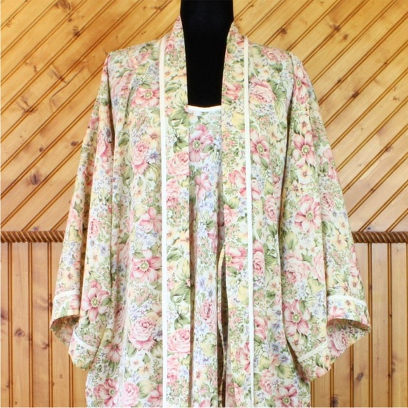 Vintage Diamond Tea Nightgown & Robe Set
Floral - Picture 11 of 14